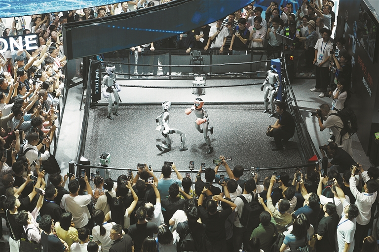 宇树科技的人形机器人在擂台上灵活闪避、动作利落,现场响起一片惊叹和掌声。记者 王毅 摄