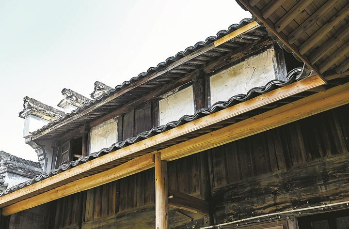 区文保工作人员对住在老宅内的居民进行定期回访。