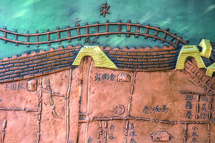 金衙庄公园里的《浙江省城全图》浮雕,标有马坡巷和金衙庄地名。本版摄影 记者 陈中秋