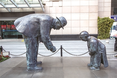 浙大二院门口梅藤更雕塑