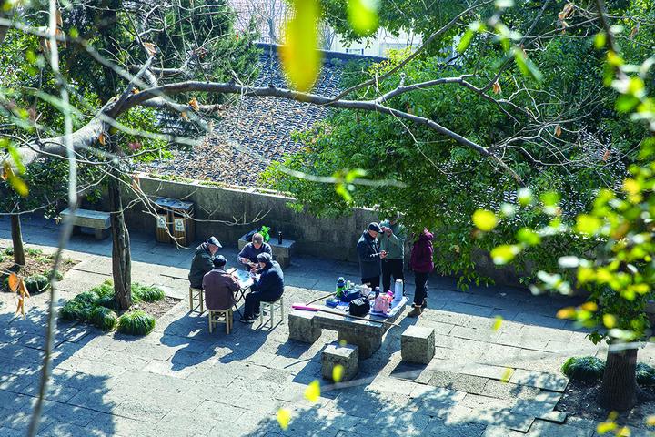 石佛院造像前打牌、晒太阳的老人。