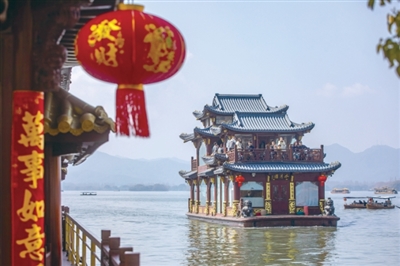 游客坐船游览西湖 记者 陈中秋 摄
