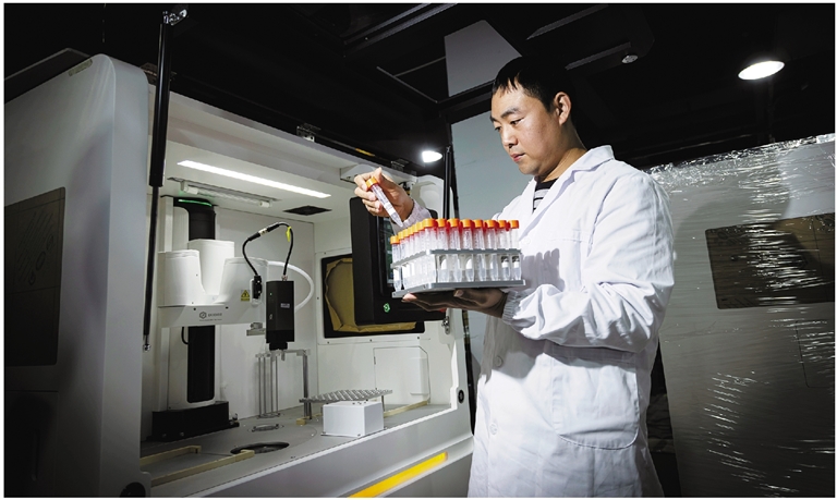 德适生物生产人员对KayoFlow自动细胞收获仪进行系统测试。记者 步恩撒 摄