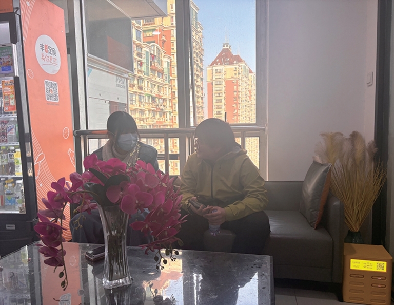 思思(右)和工作人员聊自己的创业想法 记者 俞婷莉 摄