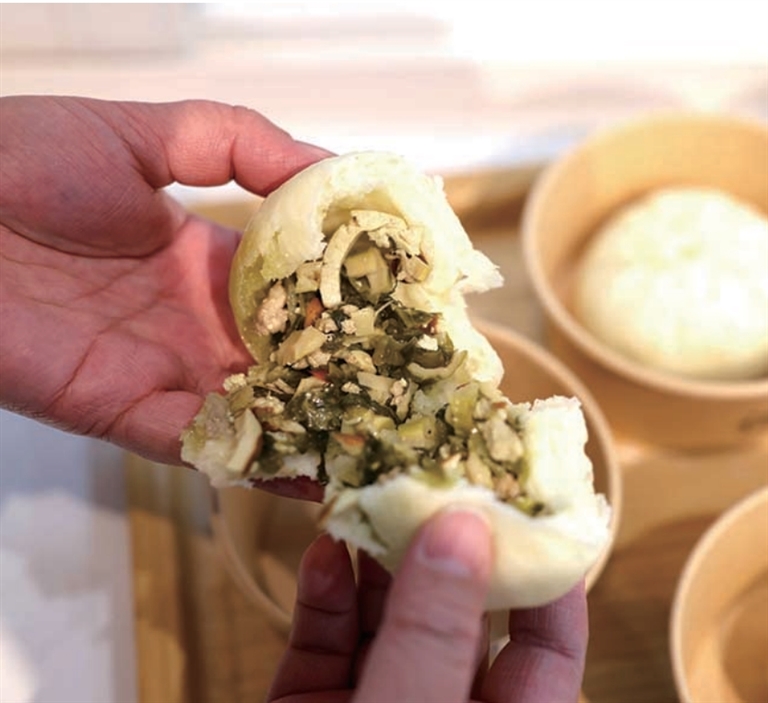 掰开笋豆包,鲜香脆嫩非常诱人。 记者 宣涛 摄