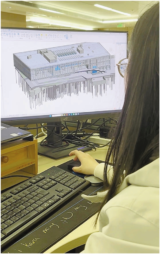 雷霞打磨BIM模型。 记者 朱柯霏 摄