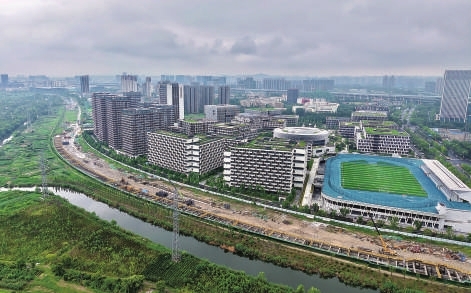 位于江南科技城与钱江世纪城交界核心区域的奔竞大道(九堡大桥连接线至耕文路)及地下管廊建设工程,目前施工稳步提速。该项目道路全长2400米,设计时速60公里,双向八车道。萧山日报 记者 郭立宏 摄