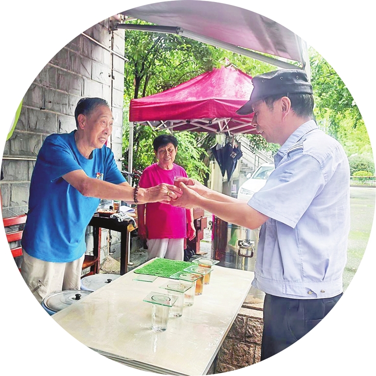 濮家社区这个凉茶摊的志愿者平均年龄达75岁。记者 吕烨珏 摄