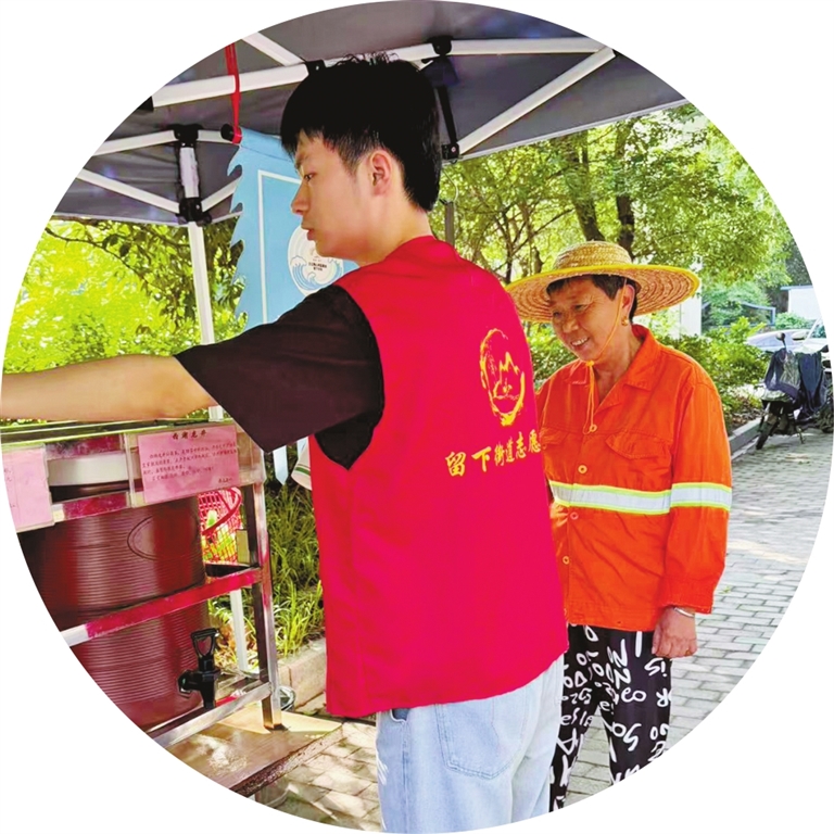邵一越在帮父亲邵建红泡茶。记者 邱丹晨 摄