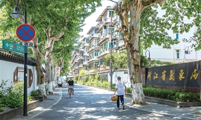 三衙前和旧仁和署交叉口的浙江省气象局。