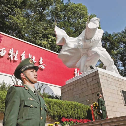 武警杭州支队举行纪念蔡永祥烈士牺牲60周年活动。 记者 李忠 摄