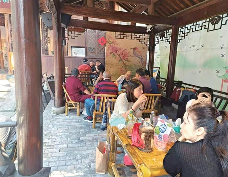 悠闲的游客