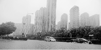 以前遇上暴雨，滨盛路上就水漫金山。 