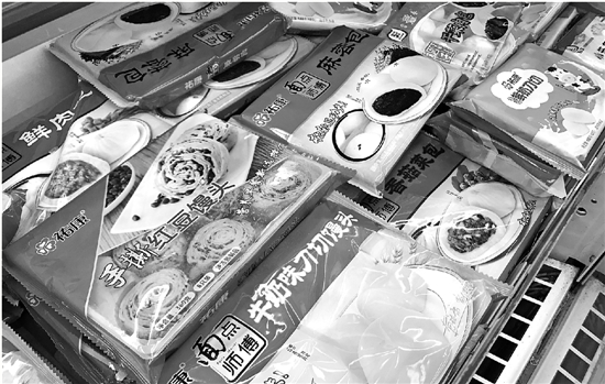    钱报记者发现，杭州多家超市里祐康食品依然在卖。