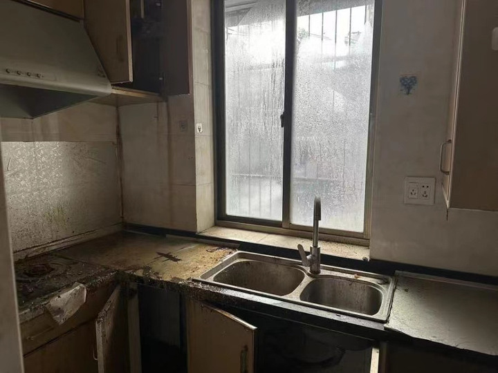 67一套老破小23人抢!新政后,低总价法拍房火了