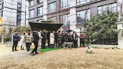 云深处的一楼户外展示区围满了客户。