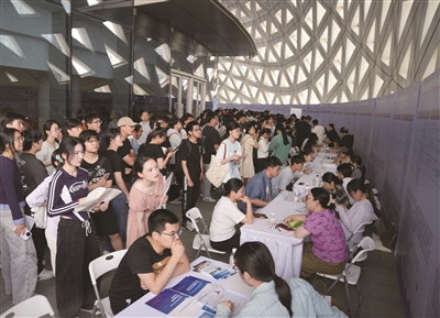这是5月13日拍摄的2025杭州市大学生就业·见习招聘会现场。 新华社发