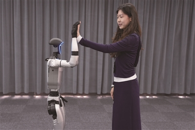 4月23日,在知名机器人公司杭州宇树科技展厅内,宇树人形机器人G1展示本月更新的拥抱、飞吻、“光波”等动作。 新华社发