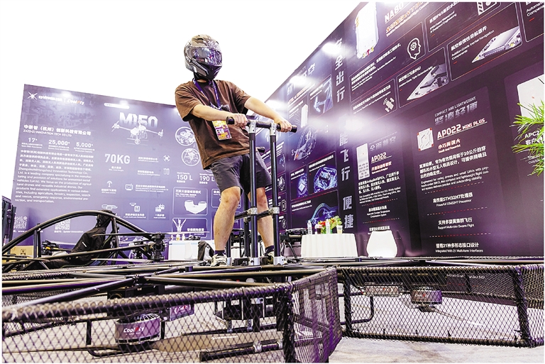 记者戴上模拟VR功能的头盔,体验“飞”的感觉。