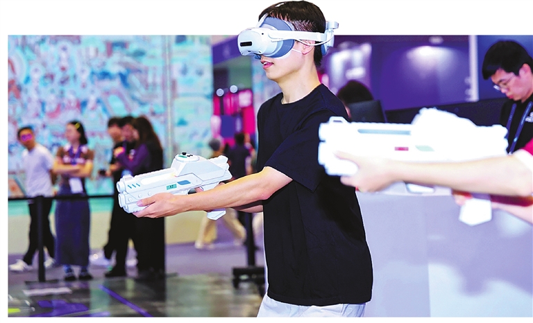 致力于创造极致沉浸式体验,“当红齐天”带来的《量子冲突》VR空间让“大朋友们”享受对战乐趣。