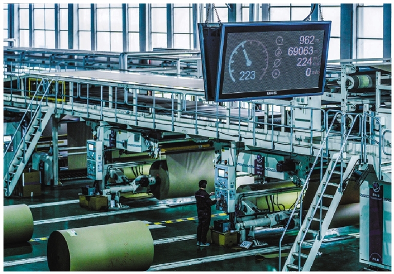 大胜达智能工厂偌大的车间,只有一个员工。产线设备正在高速运转,快速把包装纸“吃”进去。记者 王毅 摄