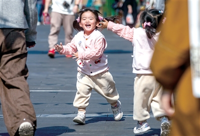 昨天是农历腊月廿八,也是“史上最长”春节假期的第一天,第一批游客已抵达西湖。 记者 陈中秋 摄