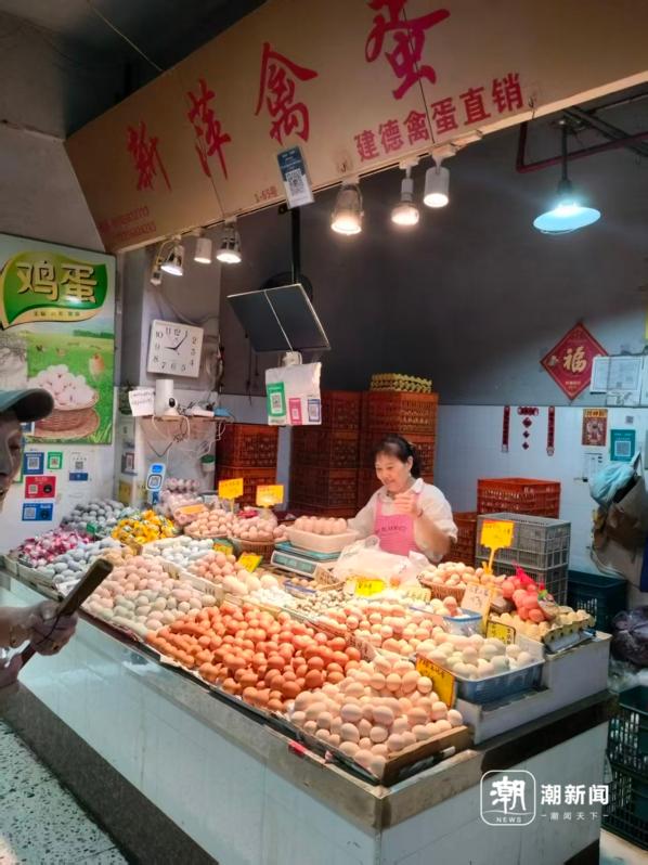 凤起农贸市场“新萍禽蛋”摊位。实习生 楼宇瑄 摄