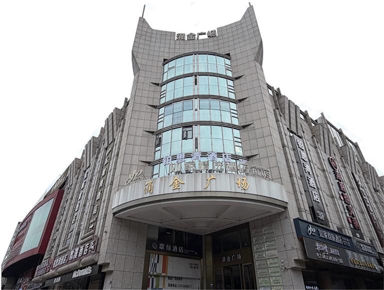 涌金广场的“金字招牌”之上,酒店招牌林立。 记者 陆丹 摄