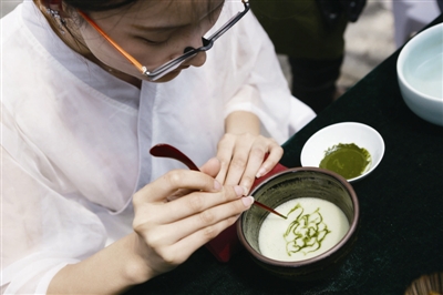 斗茶大会上的“画茶”表演。