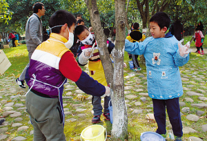 冬天,小朋友就要为认养的桂花树"刷白"今年正月初九(2月18日,市少年