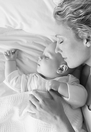 睡梦中妈妈的长发缠住了宝宝的脖子孩子差点因此窒息而亡 