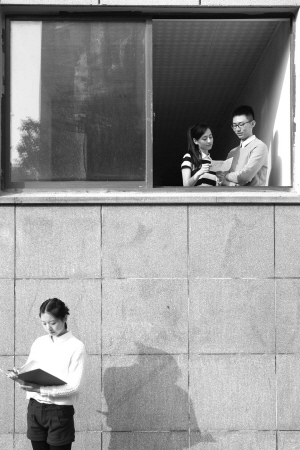 浙江传媒学院播音主持专业昨初试 报名人数超100∶1