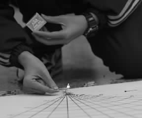 一根火柴做成火箭能“飞”出2.3米远 文澜组织了一场特殊比赛 一根火柴做成火箭能“飞”出2.3米远 文澜组织了一场特殊比赛