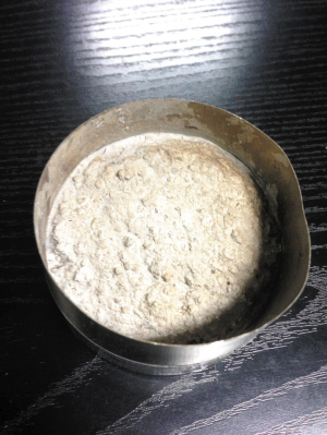 　底部灌了水泥状物体的“会议杯”