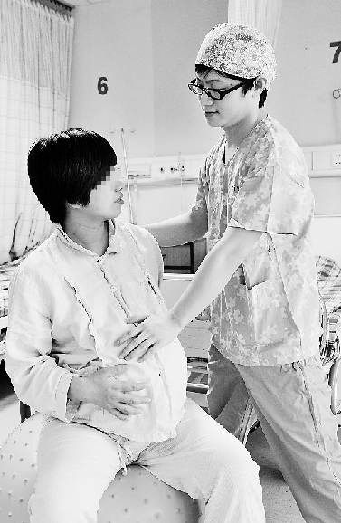 省妇保一名男助产士在教导孕妇产前的相关事宜。 省妇保一名男助产士在教导孕妇产前的相关事宜。