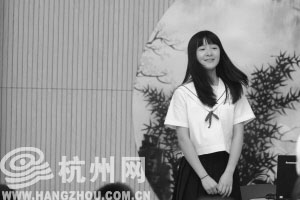《长江七号》的小童星徐娇17岁了 昨天她回长寿桥小学看望老师