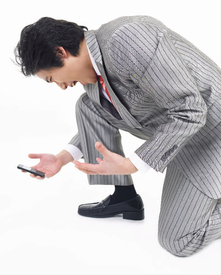 成天低头看手机 小心变成“手机脸”