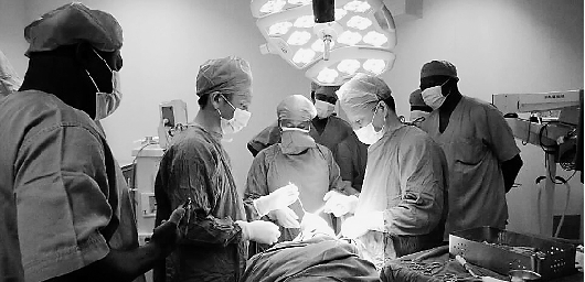 我省援马里医疗队在当地开展医疗救助。 