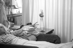 刘姑娘心里刚想到出“剪刀”，机械手马上读懂了她的心思，几乎同时出了“剪刀”。 