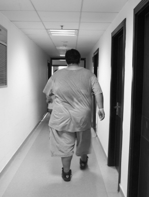 幼儿园时体重已经高达80斤 400斤重的胖小伙无奈求助手术减肥