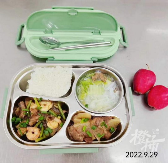 杭州一小学的午餐冲上热搜，15元餐标有鲍鱼、梭子蟹、山竹……怎么做到的？今天我们在学校有意外发现