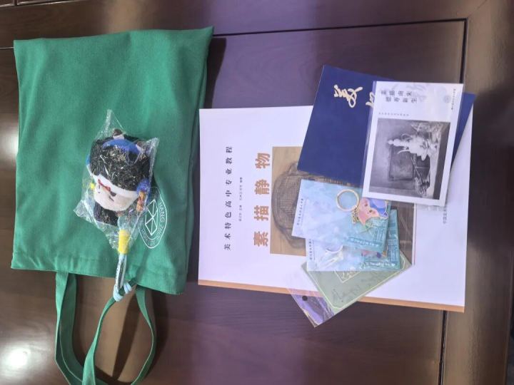 杭七中送给陆小益的文创礼物与书籍 图片