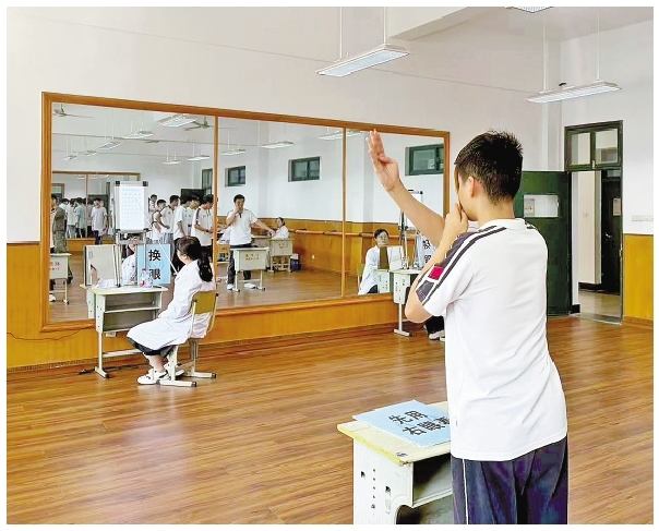 学生在做视力检测