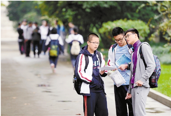  杭州高级中学考点，考生平静等待开考。 