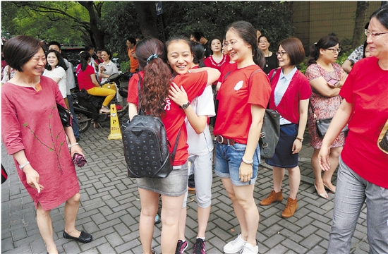 6月18日，在杭州朝晖中学考点门口，前来送考的老师分别给考生一个拥抱，为他们鼓励加油。 