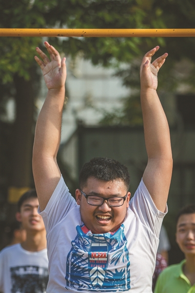 浙大竺可桢学院招生考试 学霸们都喊难！再难的笔试题目都难不过引体向上