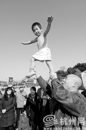 光膀子的小男孩女孩图片