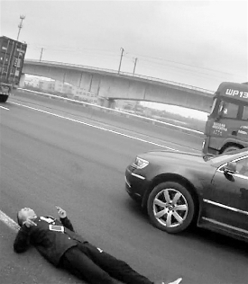 为爱豁出命!只要她肯回心转意……开路虎的小伙子躺在高速上