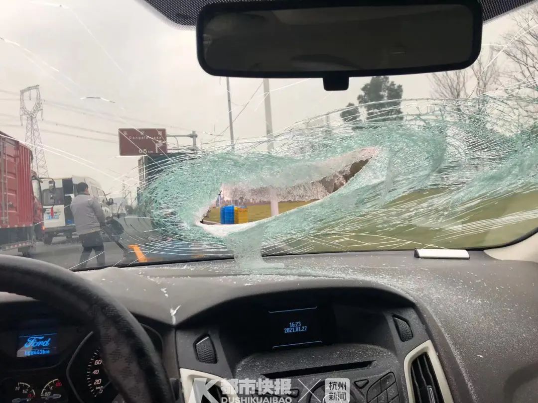 1月27日下午17时,g1523甬莞高速往宁波方向下云龙收费站不到1公里的