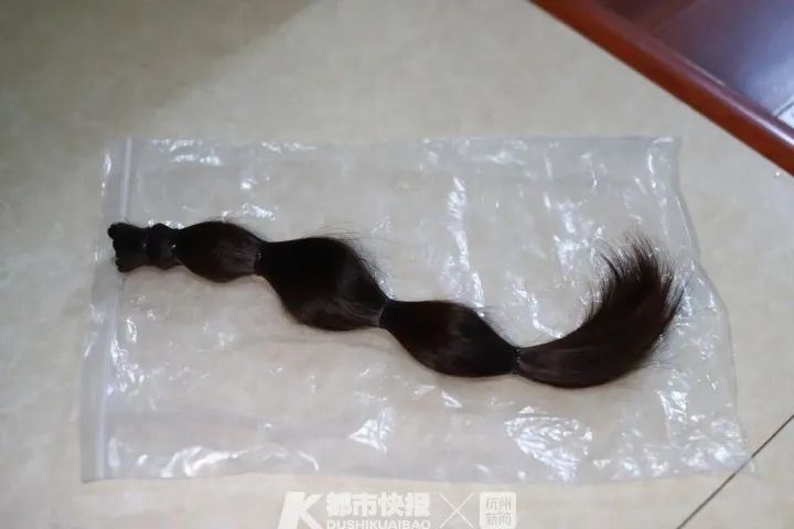 杭州8岁女孩留了四五年的长发 爸爸一刀剪了!这一幕在朋友圈获赞无数